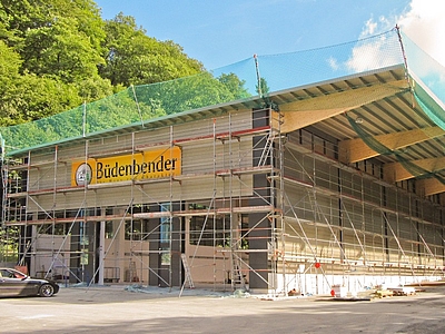 Neue Halle beim Richtfest